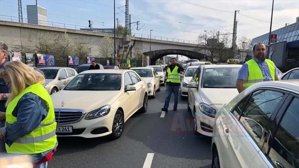 Almanya'da taksiciler Uber karşıtı gösteri yaptı