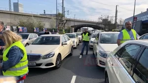 DÜSSELDORF   Almanya'da taksiciler Uber karşıtı gösteri yaptı   Almanya'nın