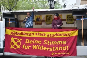 VİYANA     Başkent Viyana'da bir grup gösterici, ırkçı "Kimlikçiler