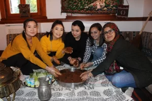   YTB'den uluslararası öğrencilere yöresel tatlar ve Türk müziği  