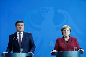   Almanya Başbakanı Angela Merkel (fotoğrafta), Kırgızistan Cumhurbaşkanı Sooronbay Ceenbekov