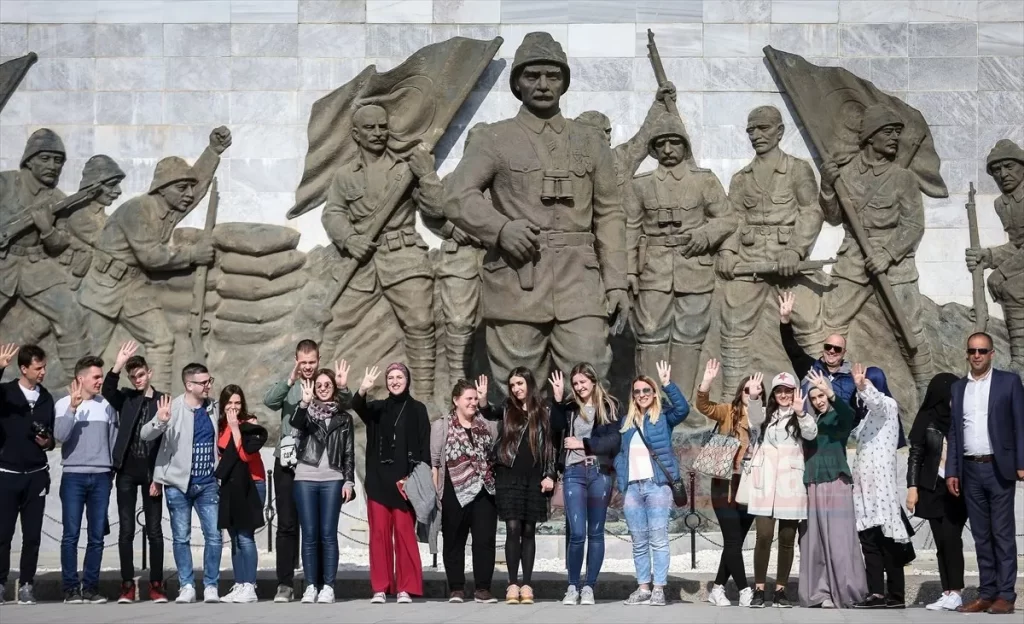 Boşnak gençler dedelerinin şehit olduğu topraklarda