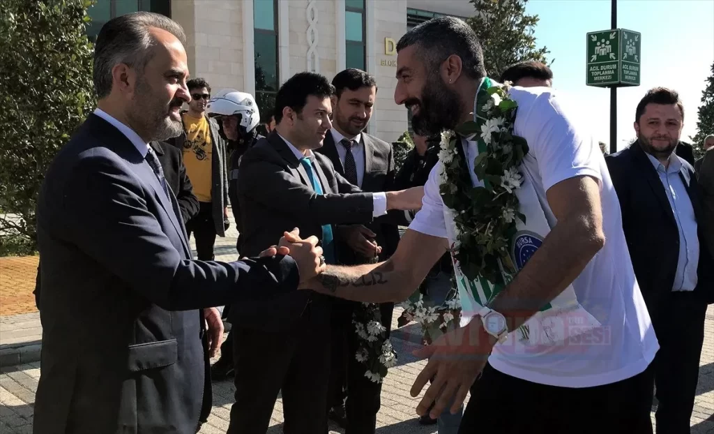 Şampiyon voleybolcular coşkuyla karşılandı