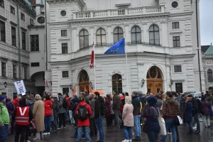   Başkent Viyana'da bir grup gösterici, hükümetin sosyal yardımlarda yapmayı