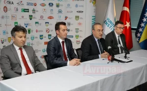   Bosna Hersek'teki okullarda seçmeli ders alarak Türkçe öğrenen binlerce