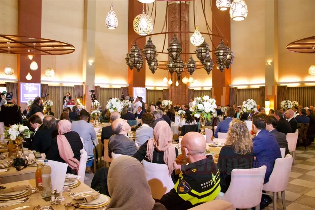 Hollanda'da Müslümanlar ve farklı dinin mensupları iftarda buluştu