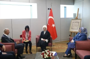   Türkiye Cumhurbaşkanı Recep Tayyip Erdoğan'ın eşi Emine Erdoğan İsviçre'de