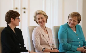 Hristiyan Demokrat Birlik Partisi lideri Annegret Kramp Karrenbauer, yeni Savunma