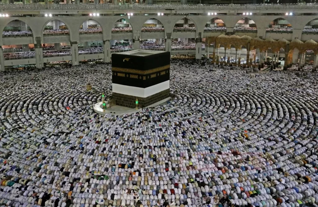 Milyonlarca hacı adayı cuma namazını Mescid-i Haram'da kıldı