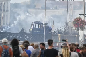 Fransa'nın Biarritz kentinde yapılacak G7 Zirvesi'ne karşı çıkan protestocular, Hendaye'de