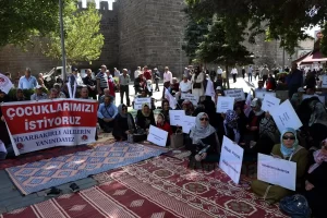 Çocukları dağa kaçırılan Diyarbakır annelerinin HDP il binası önünde başlattığı