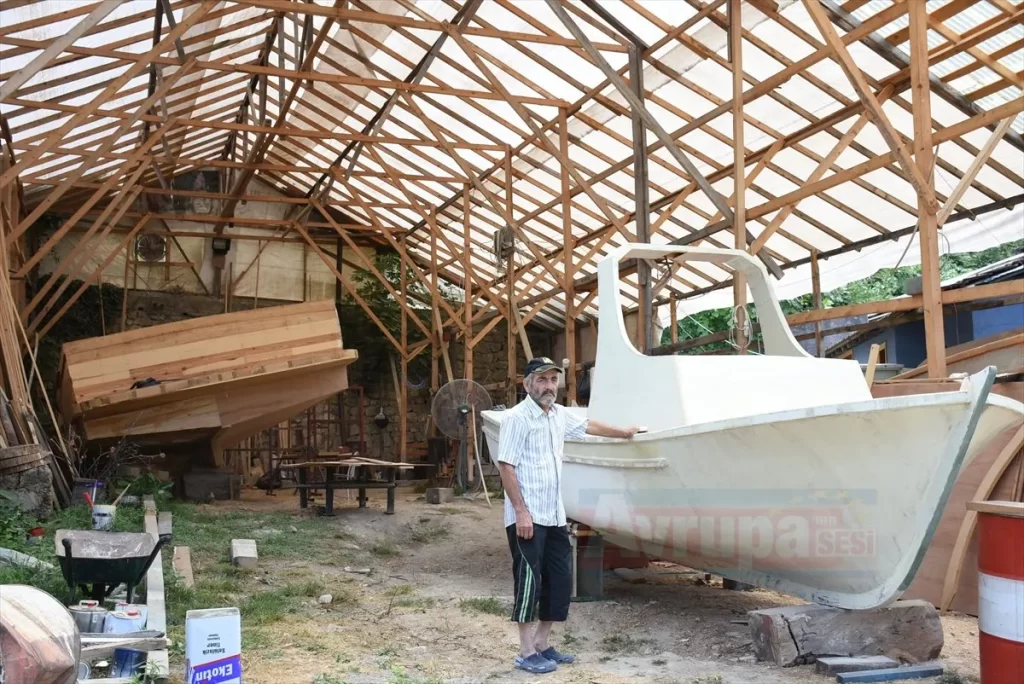 Çadır atölyede yaptığı yatlar uzak denizlerde turluyor