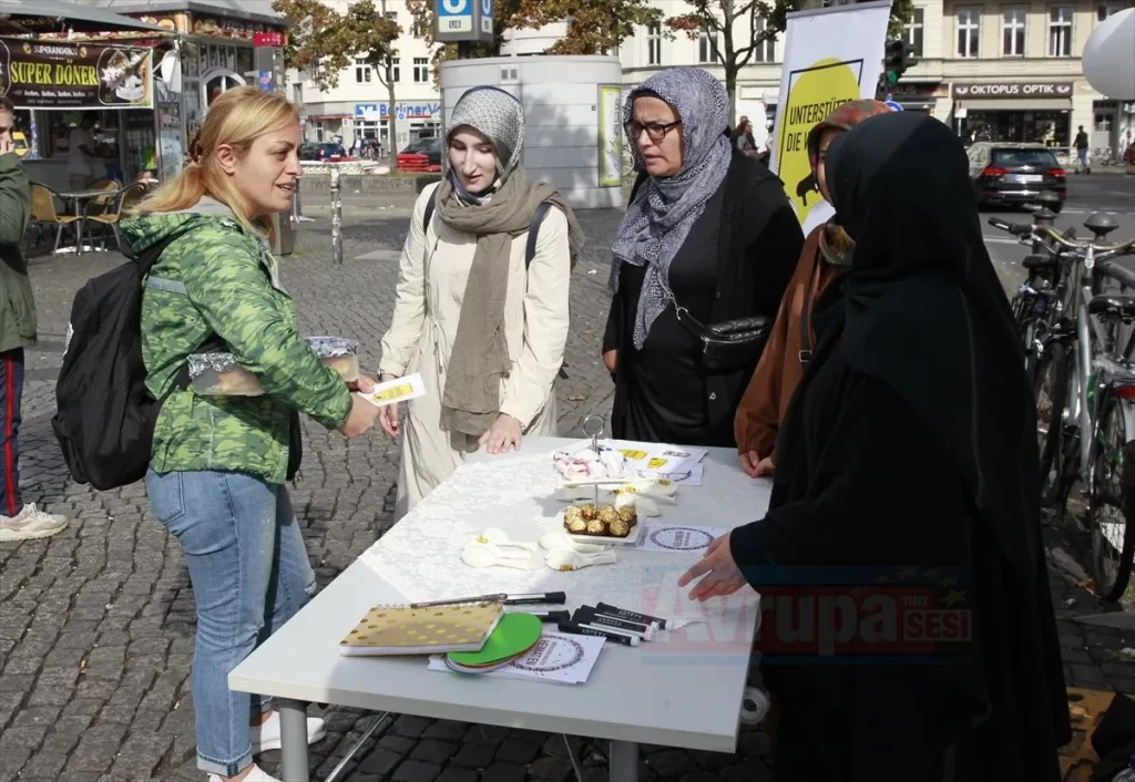 25 noktada Müslüman kadınlara yönelik ayrımcılığa karşı gösteri düzenlendi