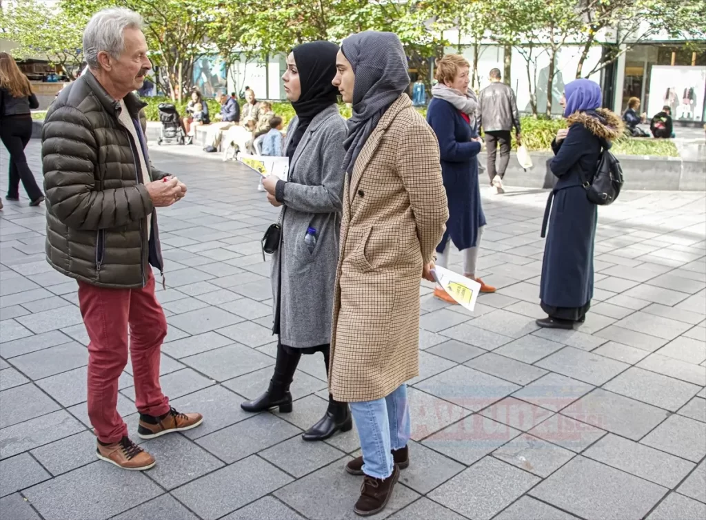 Hollanda'da Müslüman kadınlara yönelik ayrımcılığa karşı gözteri düzenlendi