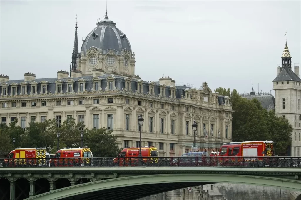 Paris Emniyet Müdürlüğünde bıçaklı saldırı çıktı