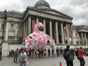 İngiltere'nin başkenti Londra'daki Trafalgar Meydanı'nda bir araya gelen göstericiler, Suudi