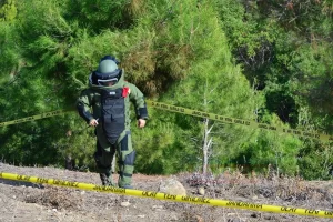 Çanakkale'de Gelibolu Yarımadası'nda patlamamış halde bulunan el bombası fünye ile