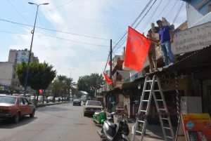 Trablusşam kentinin Beddavi bölgesinde caddelere ve evlerin çatısına Türk bayrakları