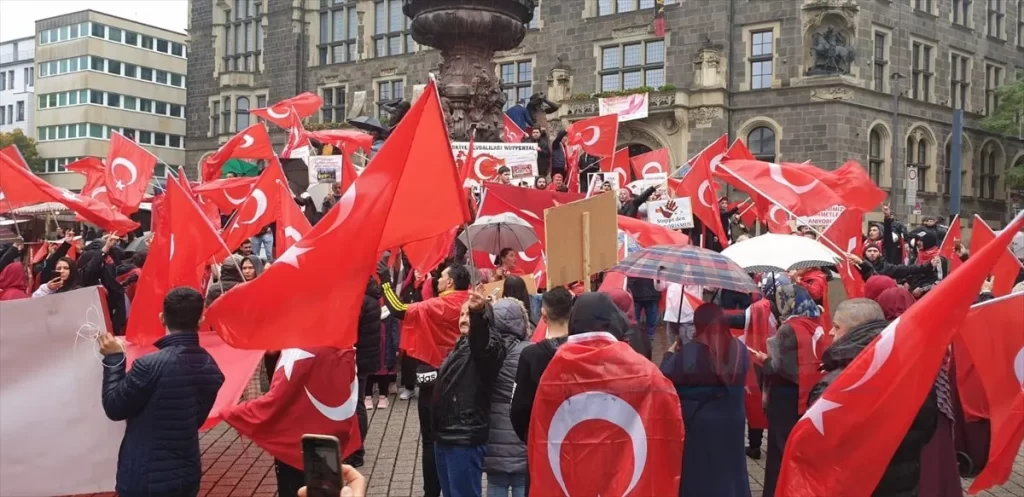 Avrupalı Türkler "Vatanına sahip çıkıyor"