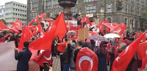 Bayrağına Sahip Çık" mitingi, Wuppertal'de ellerinde Türk bayraklarıyla bir araya