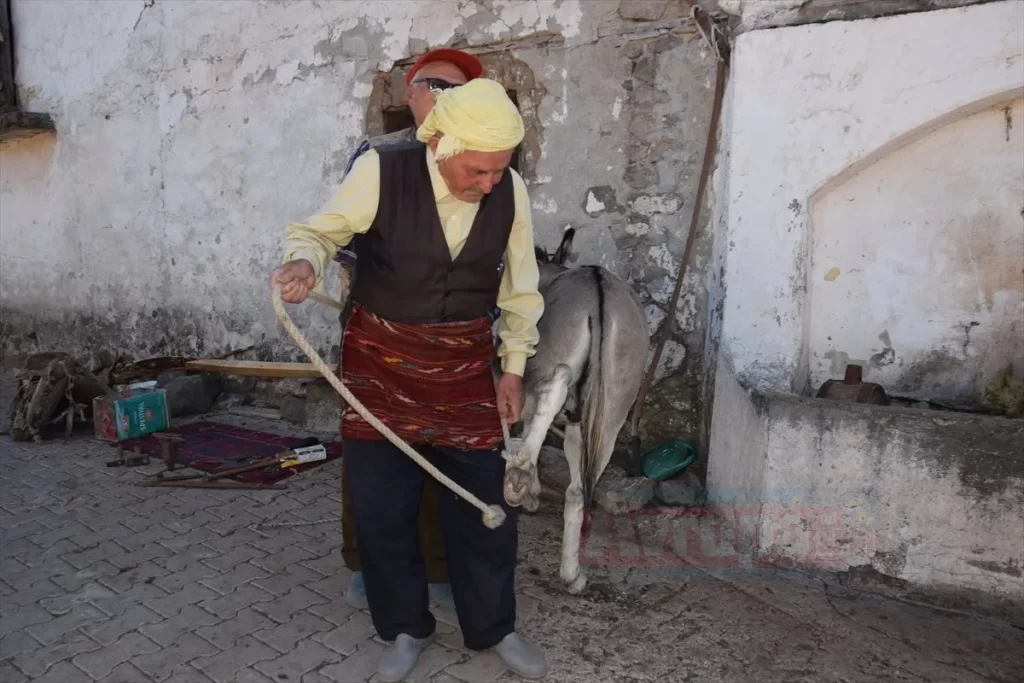 Nalbanta kızıp eline aldığı çekici bırakmadı