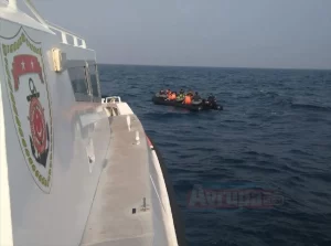 Edirne'nin Enez ilçesi açıklarında, denizde sürüklenen bottaki 28 düzensiz göçmen
