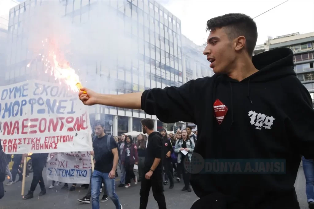 Yunanistan'da lise öğrencileri polisle çatıştı