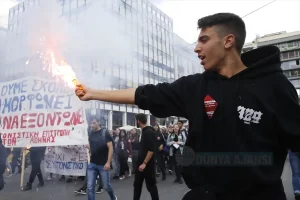 Yunanistan'ın başkenti Atina'da lise öğrencileri üniversitelere giriş sistemindeki değişiklikleri protesto