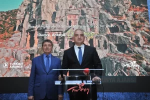Bakan Ersoy, Londra'da WTM Uluslararası Turizm Fuarı'na katıldı