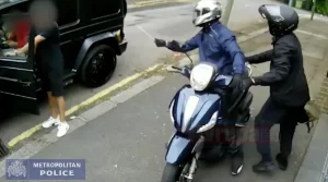 Londra polisinin Twitter hesabından yayınlanan görüntülerde, motosikletli iki kişinin Mesut