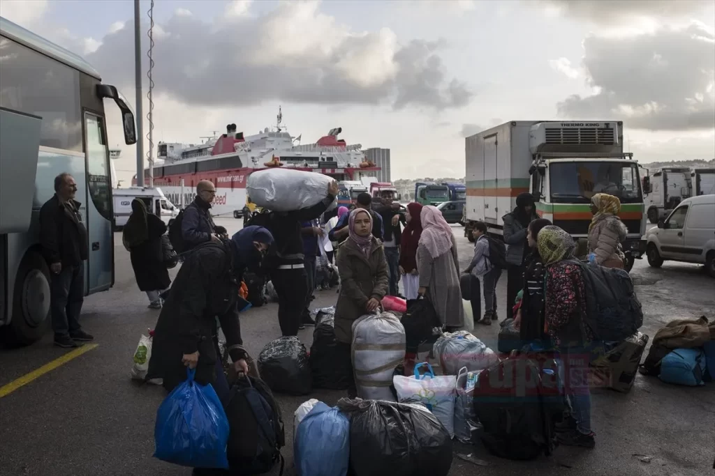 Yunanistan adalardaki düzensiz göçmenleri karaya taşıyor