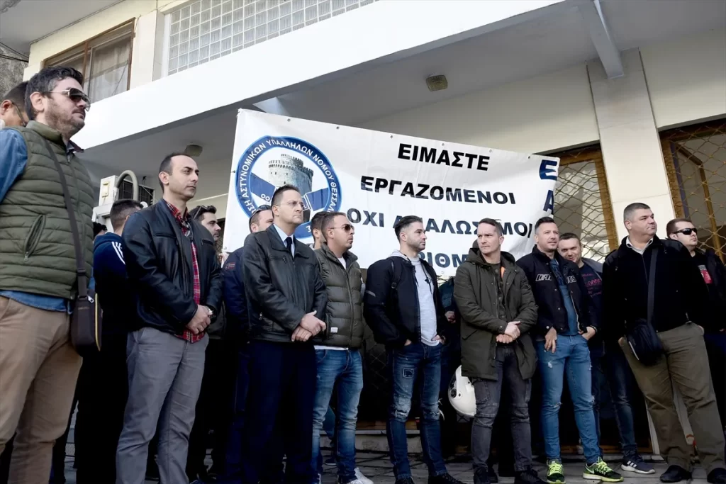 Selanik'te polislerden "geçici görevlendirme" protesto gösterisi düzenledi