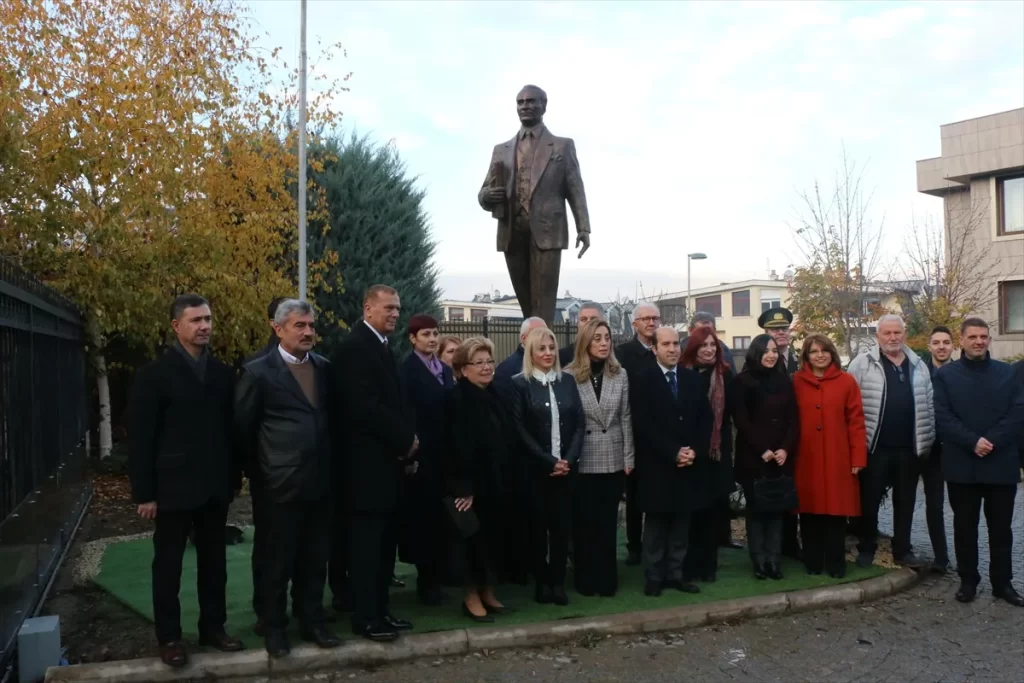 Üsküp Büyükelçiliği konutu önüne Atatürk heykeli dikildi