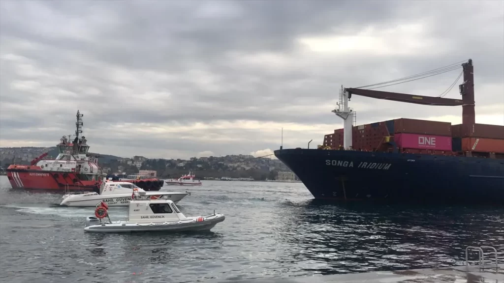 İstanbul Boğazı'nda karaya oturan yük gemisi kurtarıldı