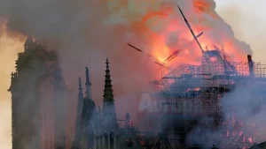   Fransa'nın başkenti Paris'teki Notre Dame Katedrali'nin çatısı çıkan yangında