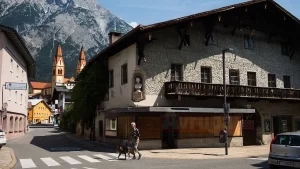 Avusturya'nın Tirol eyaletindeki Innsbruck şehrine bağlı Telfs belediyesinde nüfusun yaklaşık