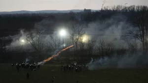 Yunanistan, sınırında futbol oynayan aralarında çocukların da olduğu sığınmacılara gaz