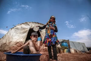 Suriye'nin kuzey batısındaki İdlib ilinde zorla yerinden edilerek kamplara yerleşen