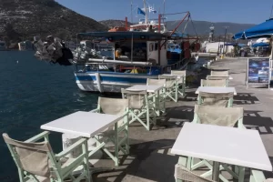 Kovid-19 salgını nedeniyle işleri zaten kötü durumda olan ada esnafı,