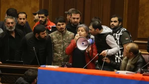 Ermenistan’ın başkenti Erivan da protestocular, Paşinyan’ın Ermenistan’ın işgal ettiği Dağlık