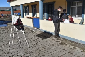 Kars'ta okuldaki yazı tahtasını omuzuna alarak ev ev dolaşan köy