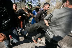 Yunanistan güvenlik güçleri sınırda bekleyen sığınmacılara yoğun şekilde gaz bombasıyla
