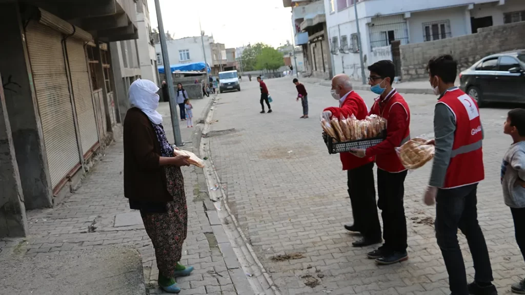 Türk Kızılaydan 1500 aileye pide ve gıda yardımı ulaştırdı