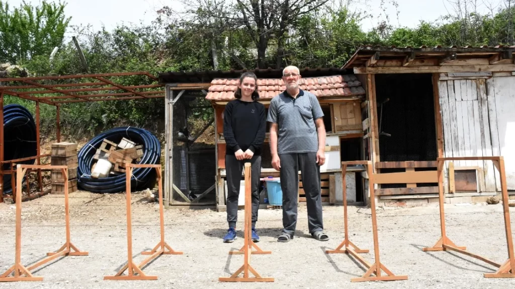 Dedesinin tahtadan yaptığı engelleri aşarak antrenmanlarını sürdürüyor