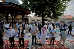 Müslümanlar, bayram namazlarını yeni tip koronavirüs (Kovid-19) tedbirlerine uyarak eda