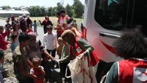 Türk Kızılay, Ağrı'daki köy çocuklarına Kurban Bayramı öncesi bayramlık kıyafet
