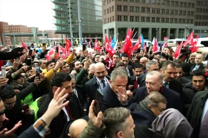Türkiye Cumhurbaşkanı Recep Tayyip Erdoğan'a Berlin'de konaklayacağı otele gelişinde Almanya'da
