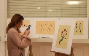 Türkiye'nin Belgrad Büyükelçiliğinde, Sırbistan'daki kimsesiz çocuklara yardım amacıyla ebru sergisi
