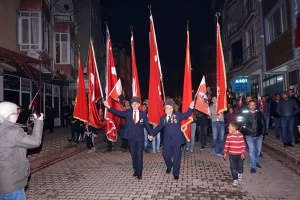 Balıkesir'in Edremit ilçesinde, Avrupa Parlamentosunda Türk bayrağı yırtan ırkçı Yunan