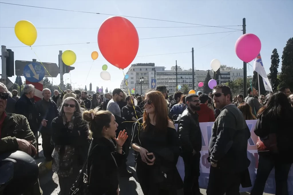 Yunanistan'da 24 saatlik grev hayatı felç etti